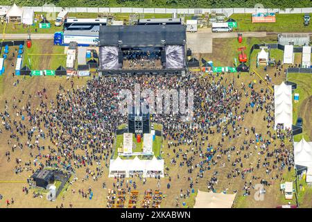 Luftbild, Ruhrpott-Rodeo 2024 Musikevent am Flugplatz Schwarze Heide, Bühne mit Menschenmenge, Kirchhellen-Nord-West, Bottrop, Ruhrgebiet, Nordrhein-Westfalen, Deutschland ACHTUNGxMINDESTHONORARx60xEURO *** Luftansicht, Ruhrpott Rodeo 2024 Musikevent am Flugplatz Schwarze Heide, Bühne mit Publikum, Kirchhellen Nordwest, Bottrop, Ruhrgebiet, Nordrhein-Westfalen, Deutschland ATTENTIONxMINDESTHONORARx60xEURO Stockfoto