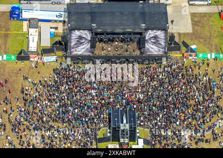 Luftbild, Ruhrpott-Rodeo 2024 Musikevent am Flugplatz Schwarze Heide, Bühne mit Menschenmenge, Kirchhellen-Nord-West, Bottrop, Ruhrgebiet, Nordrhein-Westfalen, Deutschland ACHTUNGxMINDESTHONORARx60xEURO *** Luftansicht, Ruhrpott Rodeo 2024 Musikevent am Flugplatz Schwarze Heide, Bühne mit Publikum, Kirchhellen Nordwest, Bottrop, Ruhrgebiet, Nordrhein-Westfalen, Deutschland ATTENTIONxMINDESTHONORARx60xEURO Stockfoto