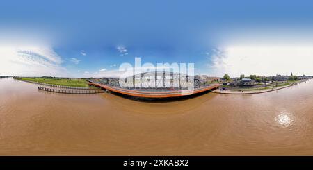 360°-Panorama aus Stahlzugbrücke für Zug und Verkehr über den Fluss IJssel mit der niederländischen Hansestadt Zutphen in den Niederlanden Stockfoto