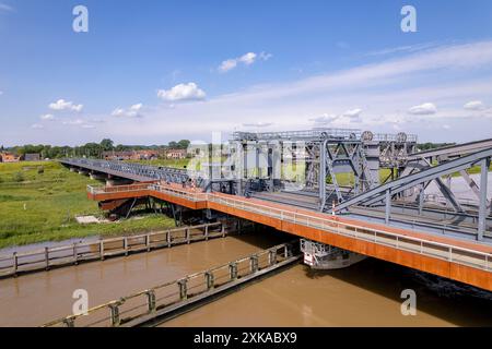 Zugbrücke aus Stahl für Zug und Verkehr über den Fluss IJssel mit der niederländischen Hansestadt Zutphen im Hintergrund Stockfoto