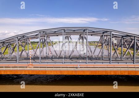 Zugbrücke aus Stahl für Zug und Verkehr über den Fluss IJssel mit der niederländischen Hansestadt Zutphen im Hintergrund Stockfoto