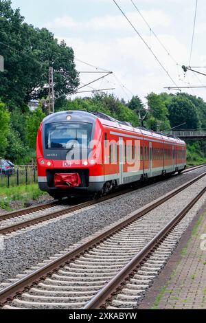 Durchfahrt Regionalexpress Zug der Deutschen Bahn, DB-Regio. RE62 - Ems-Werre-Express, Löhne Westf. Nach Rheine. Eingesetzt wird ein Triebzüge Alstom Coradia Continental, Baureihe 440. Bahnhof/Haltepunkt Ibbenbüren-Laggenbeck. DEU, Deutschland, Nordrhein-Westfalen, Ibbenbüren, 28.06.2024: *** Passage Regionalexpress der Deutschen Bahn, DB Regio RE62 Ems Werre Express, Löhne Westf nach Rheine Ein Triebwagen Alstom Coradia Continental, Baureihe 440 wird eingesetzt Ibbenbüren Laggenbeck DEU, Deutschland, Nordrhein-Westfalen, Ibbenbüren, 28 06 2024 Stockfoto