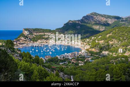 Wunderschöner Blick auf den Hafen mit vielen Yachten, Schiffen im Balearendorf Puerto de Soller, einem beliebten Urlaubsziel auf Mallorca. Sonniger Tag Stockfoto