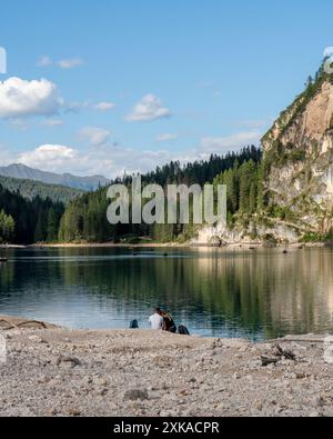 Holzboote auf dem Pragser See. Touristischer, berühmter Ort in den Dolomiten. Italien. Wunderschöne Natur. Wunderschöne Orte. Ein Transportmittel. Logo di Stockfoto