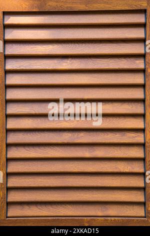 Fenster mit Holzläden, Holzjalousien. Holzstruktur, Holzhintergrund Stockfoto