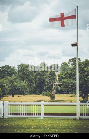 Die englische Flagge, die auf einem Pologelände in Oxfordshire fliegt. Stockfoto