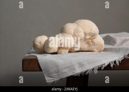 Big Lion's Maine roher Pilz auf dem Tisch. Stockfoto