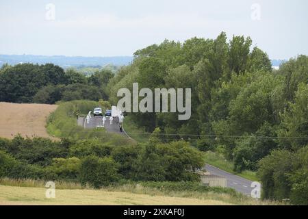 Forensiker am Tatort auf der A61 in Wakefield, nach einer Kollision zwischen einem Auto und einem Motorrad am Sonntagnachmittag, bei der vier Erwachsene und zwei Kinder starben. Der Unfall zwischen einem Ford Focus und dem Motorrad ereignete sich auf der A61 zwischen Staincross, Barnsley und Newmillerdam, Wakefield. Bilddatum: Montag, 22. Juli 2024. Stockfoto