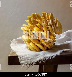 Großer gelber Austernpilz auf dem Holztisch. Stockfoto