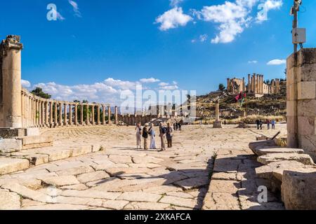 Die römische Stadt Jerash in Jordanien mit dem ovalen Forum umgeben von Säulen Stockfoto