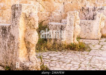 Skulptur mit Stierköpfen, die einen Fleischerstand, Macellum (Fleischmarkt), Jerash (Gerasa), die römische Stadt Jordanien, identifizieren Stockfoto