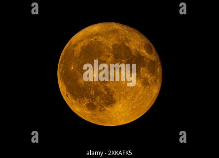 Voller Mond, der über Ottawa, Ontario, Kanada, 21. Juli 2024 vor schwarzem Hintergrund aufsteigt. Stockfoto