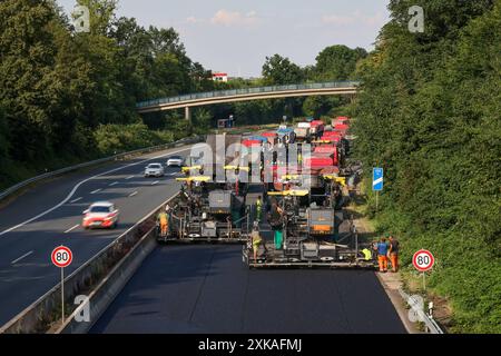 Essen, Nordrhein-Westfalen, Deutschland - Strassenbau, Asphaltfertiger und Strassenwalzen verbauen neu, offenporigen, Fluesterasphalt auf der Autobahn A52, hier zwischen den Anschlussstellen Essen-Kettwig und Essen-Ruettenscheid in Fahrtrichtung Dortmund. Essen Nordrhein-Westfalen Deutschland *** Essen, Nordrhein-Westfalen, Deutschland Straßenbau, Asphaltfertiger und Straßenwalzen legen auf der Autobahn A52, hier zwischen den Anschlussstellen Essen Kettwig und Essen Ruettenscheid in Richtung Dortmund Essen Nordrhein-Westfalen Deutschland, neuen, offenporigen, fluessigen Asphalt ab Stockfoto