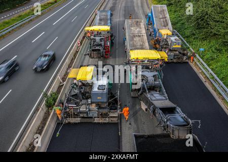 Essen, Nordrhein-Westfalen, Deutschland - Strassenbau, Asphaltfertiger und Strassenwalzen verbauen neu, offenporigen, Fluesterasphalt auf der Autobahn A52, hier zwischen den Anschlussstellen Essen-Kettwig und Essen-Ruettenscheid in Fahrtrichtung Dortmund. Essen Nordrhein-Westfalen Deutschland *** Essen, Nordrhein-Westfalen, Deutschland Straßenbau, Asphaltfertiger und Straßenwalzen legen auf der Autobahn A52, hier zwischen den Anschlussstellen Essen Kettwig und Essen Ruettenscheid in Richtung Dortmund Essen Nordrhein-Westfalen Deutschland, neuen, offenporigen, fluessigen Asphalt ab Stockfoto