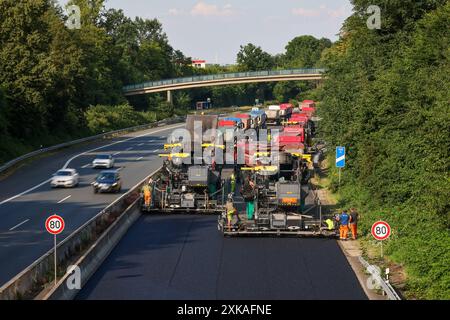 Essen, Nordrhein-Westfalen, Deutschland - Strassenbau, Asphaltfertiger und Strassenwalzen verbauen neu, offenporigen, Fluesterasphalt auf der Autobahn A52, hier zwischen den Anschlussstellen Essen-Kettwig und Essen-Ruettenscheid in Fahrtrichtung Dortmund. Essen Nordrhein-Westfalen Deutschland *** Essen, Nordrhein-Westfalen, Deutschland Straßenbau, Asphaltfertiger und Straßenwalzen legen auf der Autobahn A52, hier zwischen den Anschlussstellen Essen Kettwig und Essen Ruettenscheid in Richtung Dortmund Essen Nordrhein-Westfalen Deutschland, neuen, offenporigen, fluessigen Asphalt ab Stockfoto