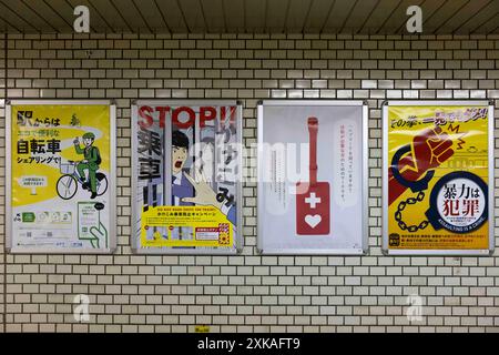 Tokio, Japan. Juli 2024. Poster zur Verhaltenswarnung in der U-Bahn von tokio. Quelle: SOPA Images Limited/Alamy Live News Stockfoto