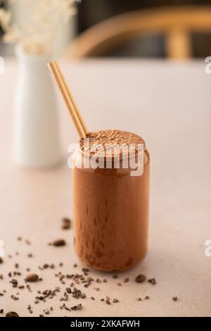 Schokoladen-Smoothie auf einem Coffee-Shop-Tisch. Veganer Smoothie, gesundes Getränk. Stockfoto