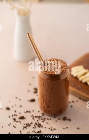 Schokoladen-Smoothie auf einem Coffee-Shop-Tisch. Veganer Smoothie, gesundes Getränk. Stockfoto