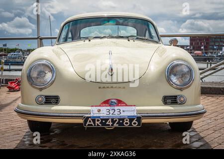 Lelystad, Niederlande, 16.06.2024, Vorderansicht des klassischen Sportwagens Porsche 356 A von 1959 beim National Old Timer Day Stockfoto