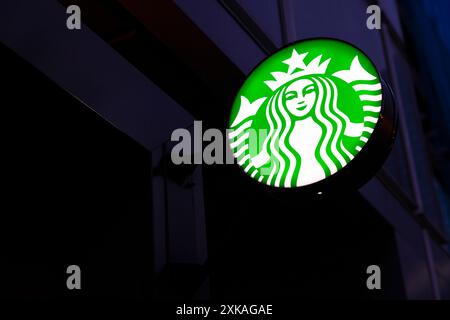 Tokio, Japan. Juli 2024. Starbucks Logo in einer Filiale in Tokio. (Foto: Stanislav Kogiku/SOPA Images/SIPA USA) Credit: SIPA USA/Alamy Live News Stockfoto