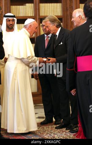 **NO LIBRI** 15. September 2016 : Papst Franziskus begrüßt den ehemaligen Vorsitzenden von Ferrari und Präsidenten von Alitalia Luca Cordero di Montezemolo während einer Audienz mit und Scheich Mohamed bin Zayed Al Nahyan, Kronprinz von Abu Dhabi, im Apostolischen Palast im Vatikan.15 settembre 2016 : Papa Francesco saluta l'ex presidente della Ferrari e presidente di Alitalia Luca Cordero di Montezemolo durante l'udienza con lo sceicco Mohamed bin Zayed Al Nahyan, principe ereditario di Abu Dhabi, presso il Palazzo Apostolico di Città del Vaticano, Vatica. Stockfoto