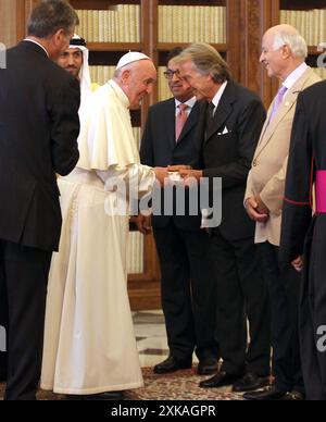 **NO LIBRI** 15. September 2016 : Papst Franziskus begrüßt den ehemaligen Vorsitzenden von Ferrari und Präsidenten von Alitalia Luca Cordero di Montezemolo während einer Audienz mit und Scheich Mohamed bin Zayed Al Nahyan, Kronprinz von Abu Dhabi, im Apostolischen Palast im Vatikan.15 settembre 2016 : Papa Francesco saluta l'ex presidente della Ferrari e presidente di Alitalia Luca Cordero di Montezemolo durante l'udienza con lo sceicco Mohamed bin Zayed Al Nahyan, principe ereditario di Abu Dhabi, presso il Palazzo Apostolico di Città del Vaticano, Vatica. Stockfoto