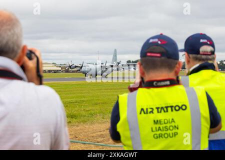 Fairford, Großbritannien. JULI 2024. Das schwedische Airfoce Hercules Taxi fährt auf der Landebahn vor Fotografen, als Tausende auf der Royal International Air Tattoo (RIAT), einer der weltweit größten Flugshows mit über 200 Flugzeugen auf dem Gelände der USAF RAF Fairford mit mehreren Flugausstellungen, verstorben sind. Credit Milo Chandler/Alamy Live News Stockfoto