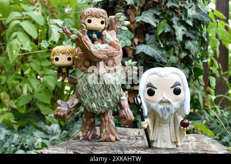 Funko Pop Actionfiguren von Treebeard mit Merry and Pippin und Zauberer Saruman the White aus dem Fantasy-Film der Herr der Ringe. Fabelhafter Wald. Stockfoto