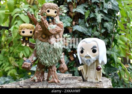 Funko Pop Actionfiguren von Treebeard mit Merry and Pippin und Zauberer Saruman the White aus dem Fantasy-Film der Herr der Ringe. Fabelhafter Wald. Stockfoto