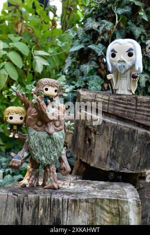 Funko Pop Actionfiguren von Treebeard mit Merry and Pippin und Zauberer Saruman the White aus dem Fantasy-Film der Herr der Ringe. Fabelhafter Wald. Stockfoto