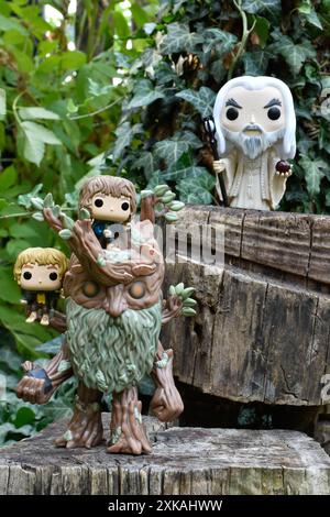 Funko Pop Actionfiguren von Treebeard mit Merry and Pippin und Zauberer Saruman the White aus dem Fantasy-Film der Herr der Ringe. Fabelhafter Wald. Stockfoto