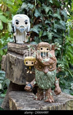 Funko Pop Actionfiguren des Zauberers Saruman der Weiße und Baumbart mit Merry und Pippin aus dem Fantasy-Film der Herr der Ringe. Grüner Wald, Efeu. Stockfoto