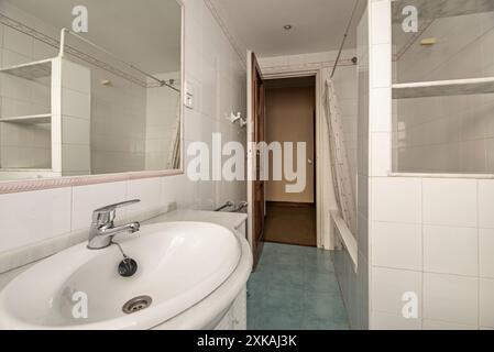 Badezimmer mit altmodischen Möbeln können ein Thema der Debatte sein Stockfoto