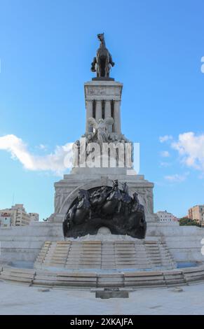 Reiterdenkmal zu Ehren des Caudillo Máximo Gómez, einem monumentalen Skulpturensemble vor dem Malecón in Havanna. Stockfoto