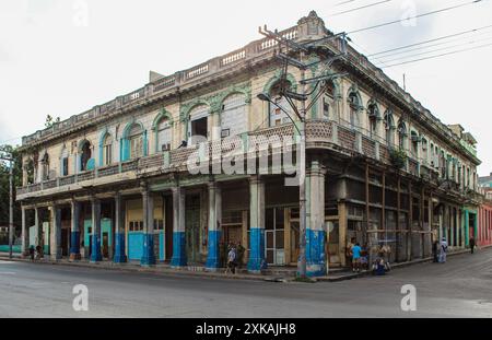 Kubanische Architektur: Wunderschönes Gebäude im alten spanischen Kolonialstil in Havanna Stockfoto