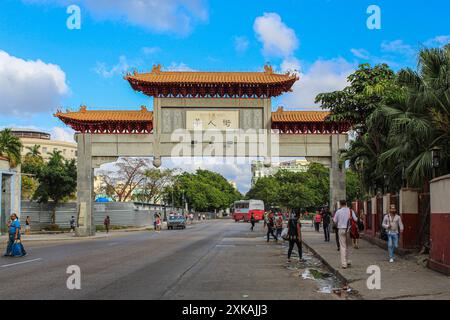 Eintritt in die Chinatown von Havanna, ein Überrest der Bevölkerung chinesischer Migranten und eines der ältesten Chinatowns Lateinamerikas Stockfoto