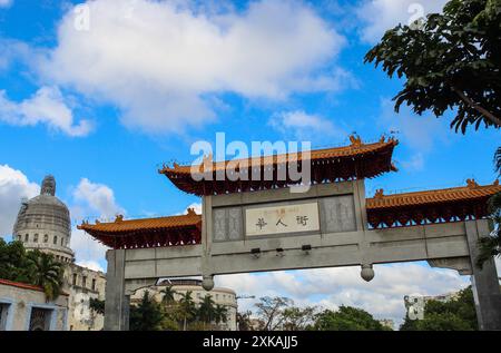 Eintritt in die Chinatown von Havanna, ein Überrest der Bevölkerung chinesischer Migranten und eines der ältesten Chinatowns Lateinamerikas Stockfoto