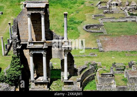 Römisches Theater Amphitheater und etruskische Akropolis von Volterra in der Toskana, Italien Stockfoto