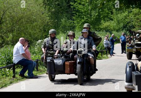 Reenactor verkleidet als deutsche nazi-Soldaten auf einem Miltary-Motorrad am 2. Weltkrieg in Ironbridge, Shropshire, Großbritannien Stockfoto