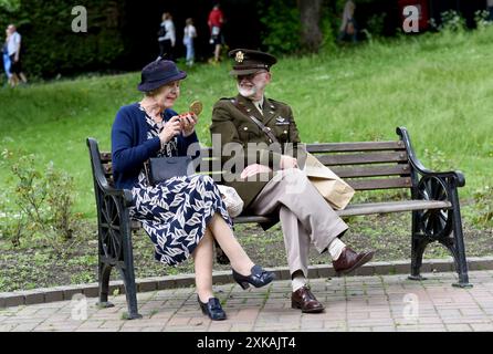 Ein Paar, das sich für den Anlass beim Reenactment Weekend des Zweiten Weltkriegs in Ironbridge, Shropshire, Großbritannien, verkleidet hat Stockfoto