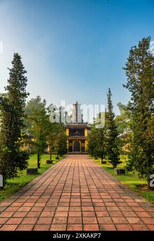 Thien Mu Pagode ist eine der alten Pagode in Hue Stadt. Es liegt am Ufer des Parfümflusses in Vietnams historischer Stadt Hue Stockfoto