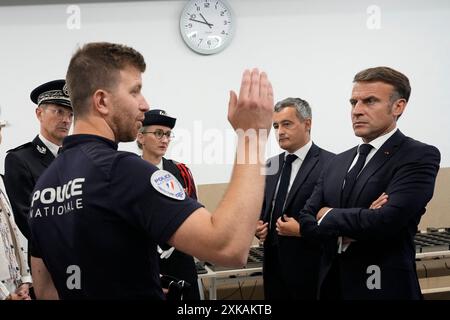 Paris, Frankreich. Juli 2024. Der französische Präsident Emmanuel Macron besucht die Polizeistation des Olympischen Dorfes bei den Olympischen Sommerspielen 2024 am Montag, 22. Juli 2024 in Paris. Frankreich. Foto: Michel Euler/Pool/ABACAPRESS. COM Credit: Abaca Press/Alamy Live News Stockfoto