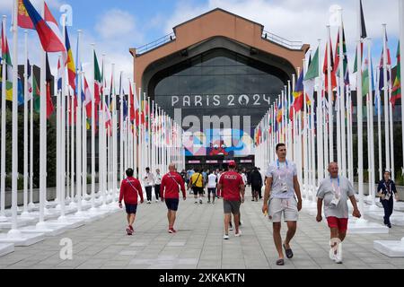 Paris, Frankreich. Juli 2024. Die Leute laufen vor der Kantine im Olympischen Dorf, bei den Olympischen Sommerspielen 2024, Montag, 22. Juli 2024, in Paris, Frankreich. Foto: Michel Euler/Pool/ABACAPRESS. COM Credit: Abaca Press/Alamy Live News Stockfoto