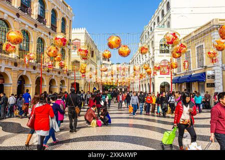 Touristen und Käufer, die sich auf das chinesische Neujahrsfest auf dem portugiesischen Senado Square (benannt nach Leal Senado) vorbereiten, Shopping aea, Macau, China Stockfoto