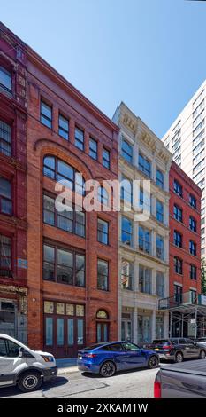 NYC Chinatown: 77-81 White Street, drei bedeutende kommerzielle Loft-Gebäude, die von drei verschiedenen Architekten in verschiedenen Stilen und Jahren entworfen wurden. Stockfoto