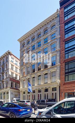 NYC Chinatown: 80 White Street, Teil des Tribeca East Historic District, ist ein gut erhaltenes Gusseisen- und weißes Marmorloft-Gebäude. Stockfoto