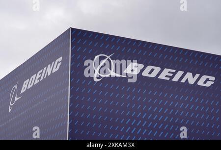 Ein Schild für Boeing auf der Farnborough International Airshow in Hampshire. Bilddatum: Montag, 22. Juli 2024. Stockfoto