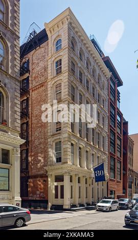 NYC Chinatown: 80 White Street, Teil des Tribeca East Historic District, ist ein gut erhaltenes Gusseisen- und weißes Marmorloft-Gebäude. Stockfoto