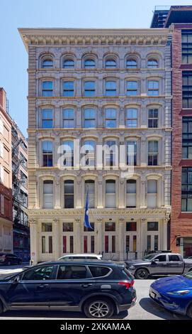 NYC Chinatown: 80 White Street, Teil des Tribeca East Historic District, ist ein gut erhaltenes Gusseisen- und weißes Marmorloft-Gebäude. Stockfoto