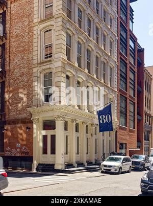 NYC Chinatown: 80 White Street, Teil des Tribeca East Historic District, ist ein gut erhaltenes Gusseisen- und weißes Marmorloft-Gebäude. Stockfoto